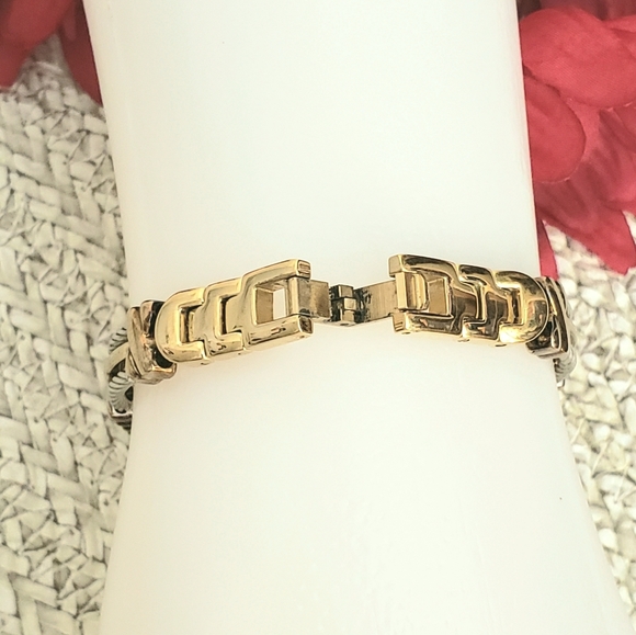 Water Resistant Armitron Now Water 165 Resist Gold and Silver Tone - Picture 6 of 12